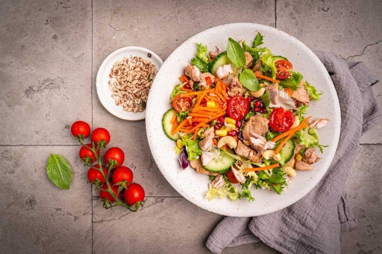 Σαλάτα με Ψητό Βιολογικό Κοτόπουλο, Καρότο, Κάσιους & Βασιλικό